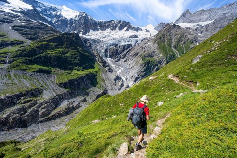 Mountaineers on hiking trail in front of mountain panorama, picturesque high alpine mountain