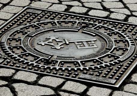 Manhole cover with the Bremen key with cobblestones on the market square, Old Town, Free Hanseatic