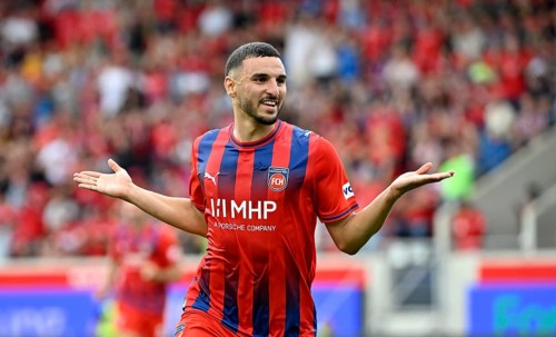 Oualid Mhamdi celebrates a goal for 1. FC Heidenheim 1846 FCH (22) Football, Bundesliga, rain,