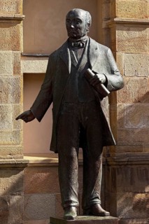 Bronze statue for the German politician Ludwig Windthorst by Johann Janikowski next to the