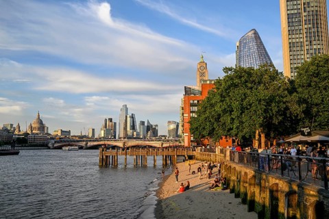 Sandy beach beach on the banks of the Thames near Gabriel's Wharf with views of Blackfriars Bridge