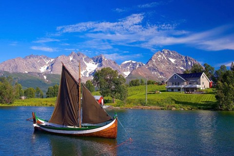 Sailing boat on Jegervatn near Lyngen Alps, Troms, Norway, Jegervatn, Troms, Norway