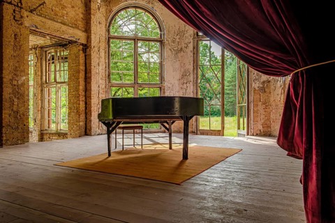 Morbid charm in the so-called piano hall, former lung sanatorium and lost place Heilstätte