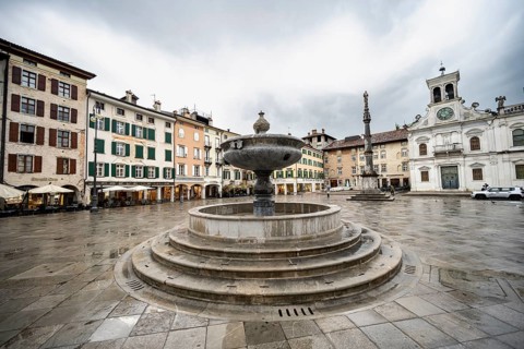 Piazza Giacomo Matteotti with fountain, Marian Column and Chiesa di San Giacomo Apostolo church,