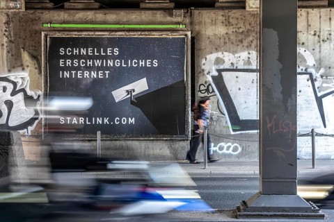 Advertising for fast Internet via Starlink, Internet access via a satellite network, from the US