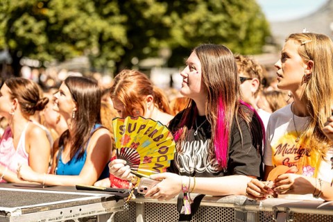 Festival visitor with Superbloom fans at the Superbloom Festival in Munich's Olympic Park on 30.08