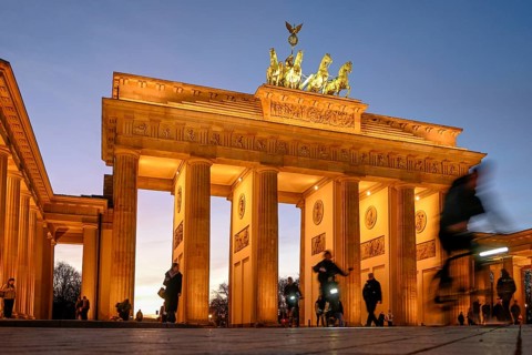 Cyclists in front of the Brandenburg Gate, blue hour, Mitte district, government district, Berlin,