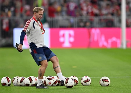 Assistant coach Aaron Danks FC Bayern Munich FCB warm-up training action on the ball soccer,