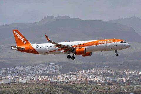 An easyJet Airbus A321neo aircraft with the OE-ISE license plate at Gran Canaria Airport, Spain