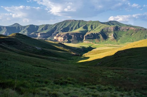 Grassland with sandstone cliffs and cliffs, landscape in Golden Gate Highlands National Park, Free