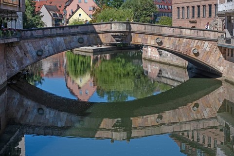 Reflection of the historic Fleischbrücke in Pegnitz built in 1597, Fleischbrücke, Nuremberg, Middle