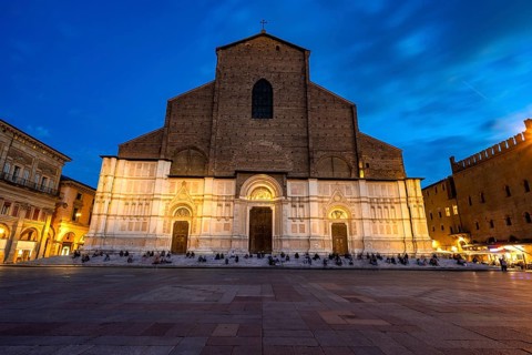 Illuminated Piazza Maggiore with Basilica di San Petronio, blue hour, old town, Bologna, Emilia