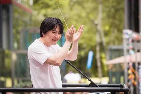 Symphonic Mob by the German Symphony Orchestra (DSO), conducted by its future principal conductor