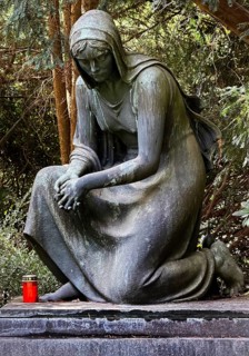 Tomb with kneeling woman and red grave light with cover, Engesohde City Cemetery, Hanover, Lower