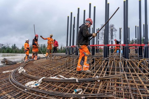 Assembly of reinforcing steel for the reinforced concrete foundation of a wind turbine, a mesh of