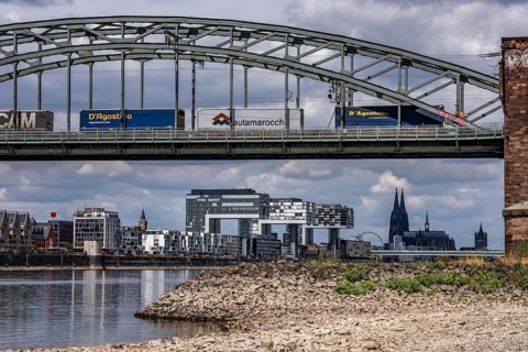 Low water in the Rhine near Cologne, view from the right bank of the Rhine across the Boller
