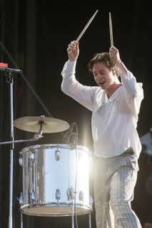 Frederik Rabe, singer and percussion of the band at the Highfield Festival on Friday, Störmthaler
