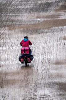 Dirt road, with many traces of two-wheelers, footprints, delivery service Flink Radkurier, wet,
