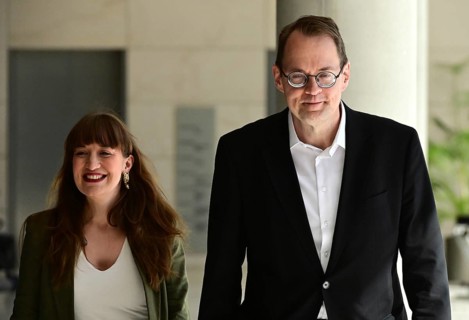 Heidi Reichinnek and Sören Pellmann on their way to the Tuesday statement from the Left Group in