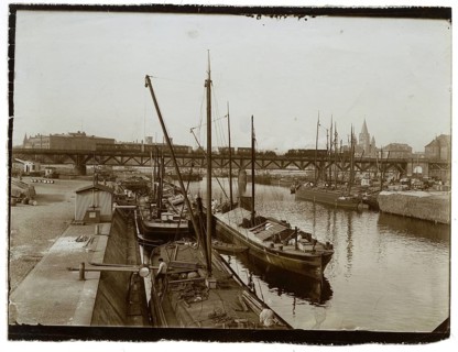 Berlin, Spree, Humboldthafen, Zillen, barges, light rail in the background, boats at the harbor,