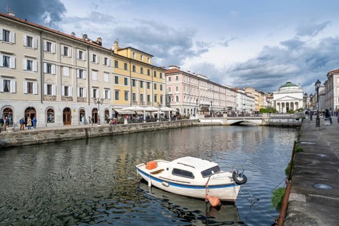 Grand Canal with restaurants and boats, Sant'Antonio Taumaturgo church in the back, Borgo