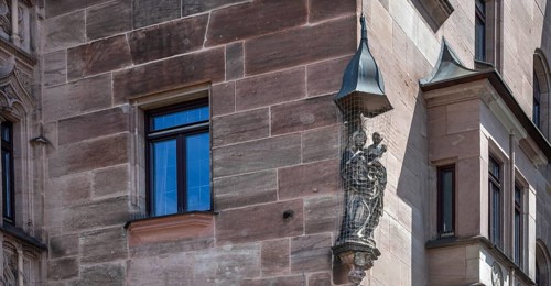 Madonna, protected with dove nets, at the historic Hotel Deutscher Kaiser, Königstraße 55,