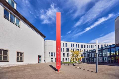 Stele with inscription Rathaus Moers, town hall, lantern, commercial building, modern architecture,