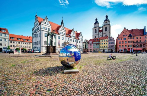 Market square with town hall, city church, town and parish church of St. Marien and globe with QR