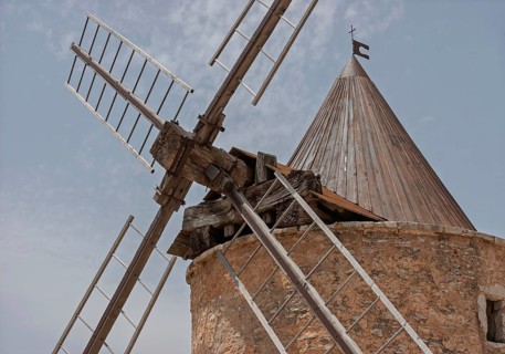 Windmill, Le moulin à vent in Saint-Saturnin-lès-Apt, Provence-Alpes-Côte d'Azur Region, France