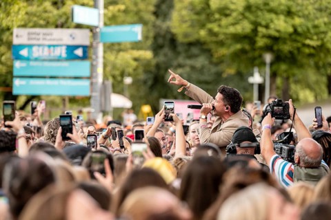 Nico Santos stands with the audience during his performance at the Superbloom Festival in Munich's