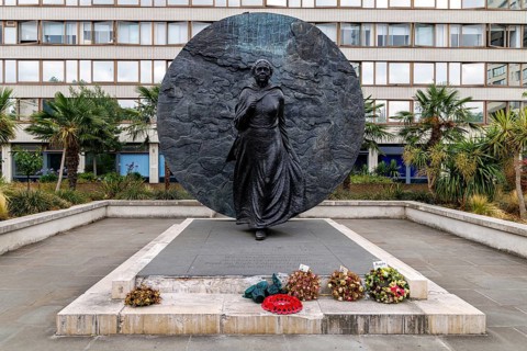 Sculpted by Martin Jennings and unveiled in 2016 outside St Thomas Hospital, this bronze statue