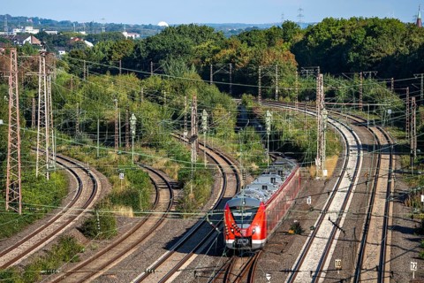 Railway line, 6-track, east of Essen main station, view towards Bochum, local and long-distance