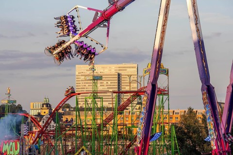 Rheinkirmes in den Rheinwiesen in Düsseldorf-Oberkassel, Infinity ride, the highest mobile overhead