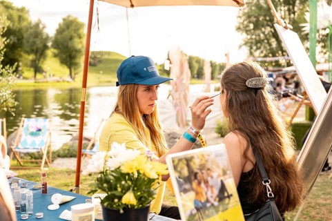 A visitor is wearing makeup at the Superbloom Festival in Munich's Olympic Park on 30.08.2026