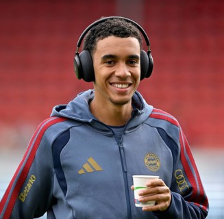 Jamal Musiala, FC Bayern Munich (FCB) (10) portrait, headphones, smiling, coffee, Bundesliga,