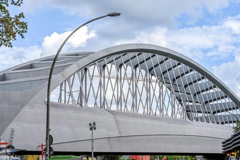 New star bridge diagonally across the Max-Brauer-Allee and Stresemannstraße road junction as the