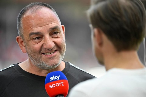 Coach coach Frank Schmidt 1. FC Heidenheim 1846 FCH portrait in interview microphone micro logo SKY