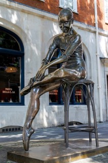 Enzo Plazzotta's bronze Young Dancer, unveiled in 1988, depicts Royal Ballet dancer Katie Pianoff