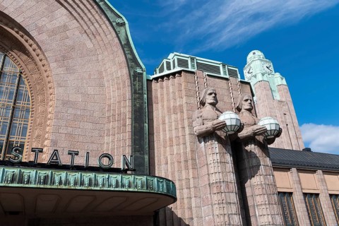 Steinmänner oder Kivimiehet, Männer mit Globus, by Emil Wikström, entrance to Helsinki Central