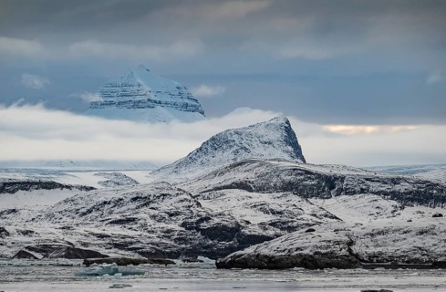 One of the three mountains: Tee Kroner (Three Crowns), Kronebreen or Kronengletscher Glacier,