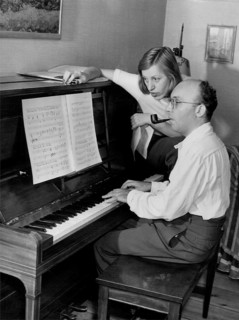Kurt Weill at the piano with his woman Lotte Lenya at home on 17 August 1942. Kurt Weill (2 March