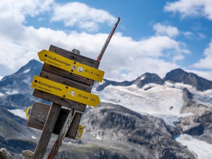 Trail marking, glaciated mountains behind, Venice Group, Hohe Tauern National Park, Salzburg