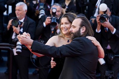 Laetitia Casta and Vincent Macaigne dance with Karma on the Red Carpet of the Palais des Festivals
