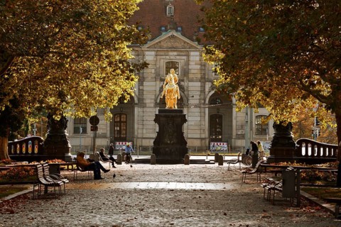 Goldener horse-rider, equestrian statue of King August the Strong in front of the log house in