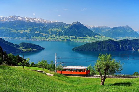 Railcar 2 from 1937, Vitznau Rigi Bahn, behind Lake Lucerne with Buochserhorn, Bürgenstock,