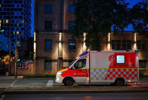 Ambulance RTW Ambulance der Johanniter, logo, waiting at traffic light, Pragsattel, evening, blue