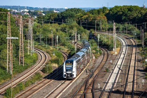 Railway line, 6-track, east of Essen main station, view towards Bochum, local and long-distance