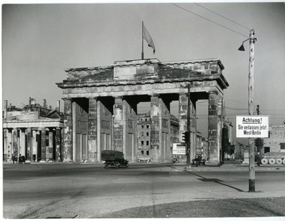 Berlin, Mitte, end of war, sector border, West Berlin, The Brandenburg Gate in front of the