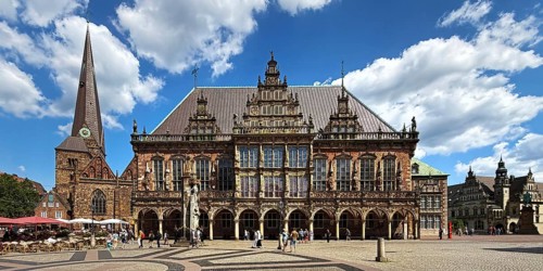 Market Square with the Unser Lieben Frauen Church and the Bremen Roland with the Town Hall, UNESCO