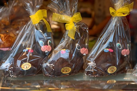 Chocolate Easter bunnies wrapped in cellophane in a pastry shop, Linz, Austria